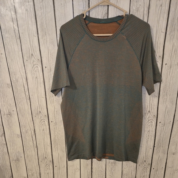 Lululemon Metal Vent Short Sleeve Tee Shirt Green W/ Orange Dots Men’s Size Lg - Picture 3 of 7